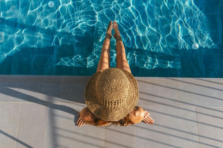 cabello en verano mujer con sombrero