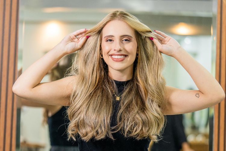 chica con el cabello rubio