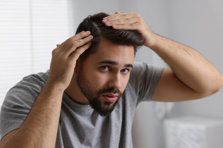 hombre con caspa en el cabello