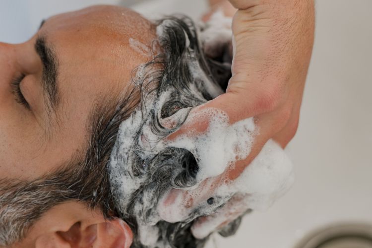 hombre lavándose el pelo