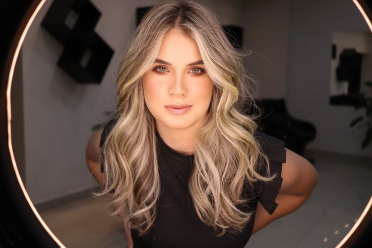 mujer rubia con tono perfecto en verano