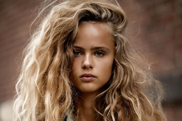 mujer con pelo rubio con ondas