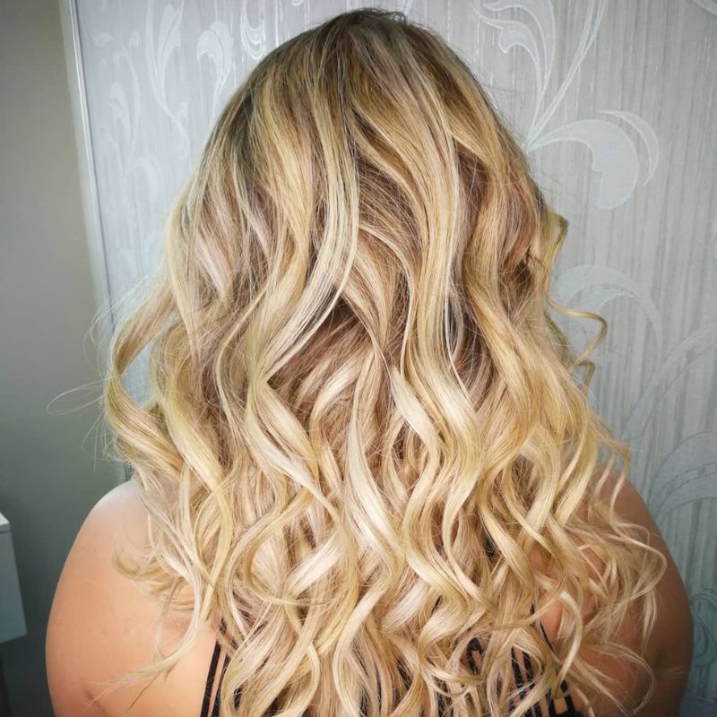 mujer con cabello rubio mantequilla