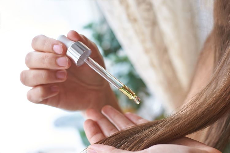 echando gotas sobre el cabello para un tratamiento capilar express
